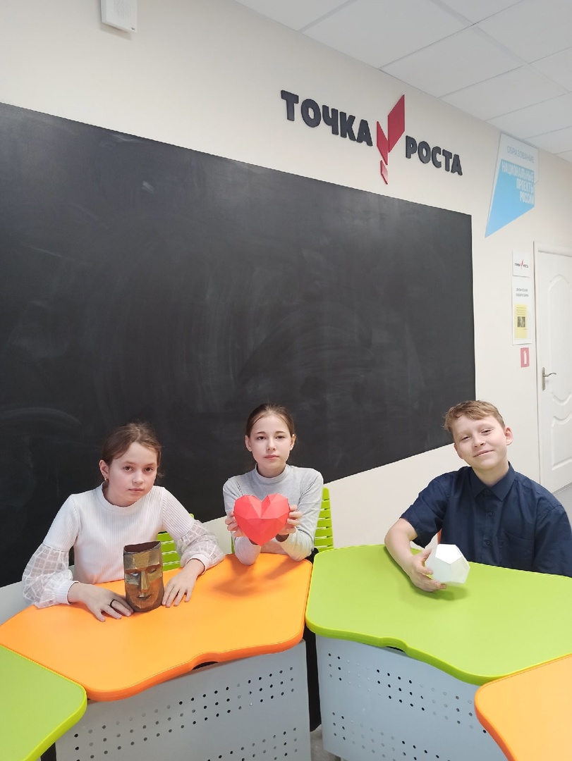 В Орловской школе на базе образовательного центра «Точка роста» проходят разнообразные предметные и кружковые занятия.